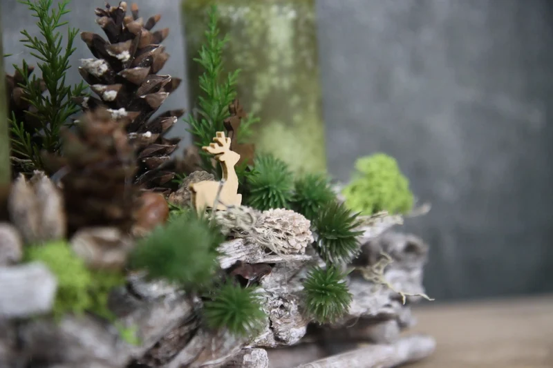 Adventsgesteck Hirsch länglich – Tablett Naturmaterialien mehrjährig