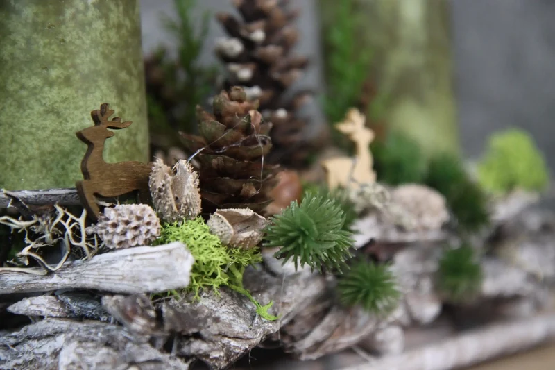 Adventsgesteck Hirsch länglich – Tablett Naturmaterialien mehrjährig