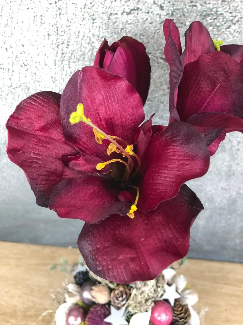 Adventsgesteck Amaryllis – Weihnachtsdeko mit Kerze und Naturmaterialien