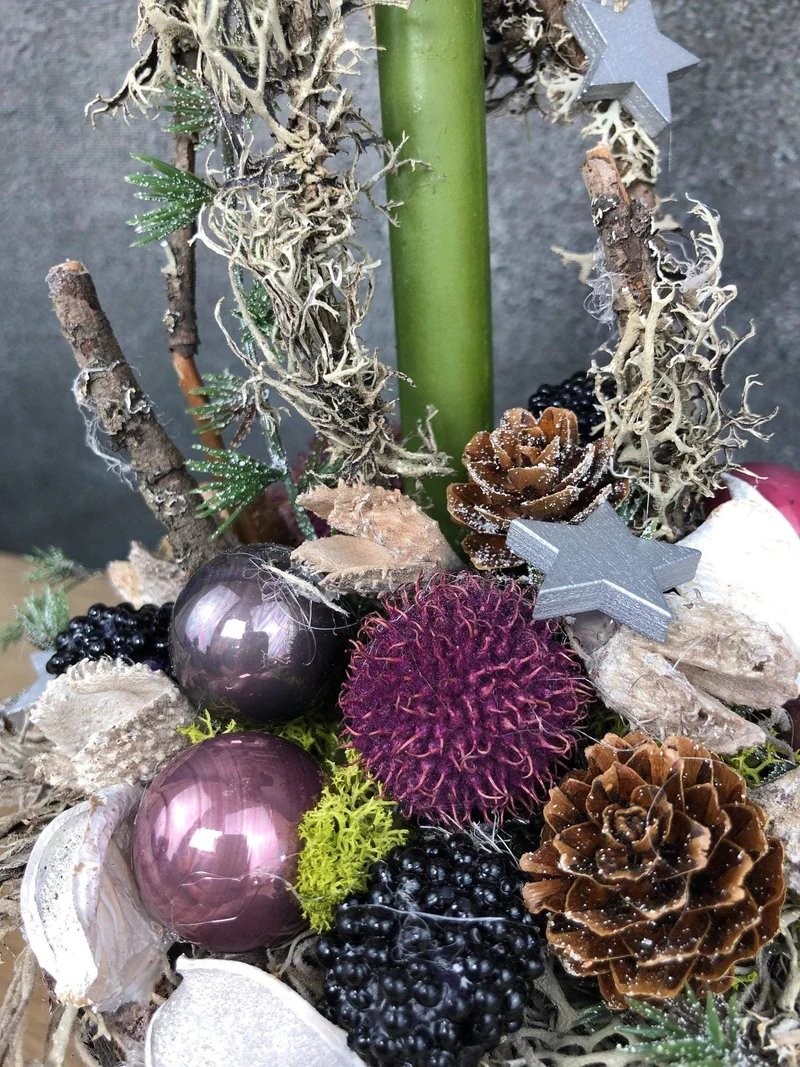 Adventsgesteck Amaryllis – Weihnachtsdeko mit Kerze und Naturmaterialien
