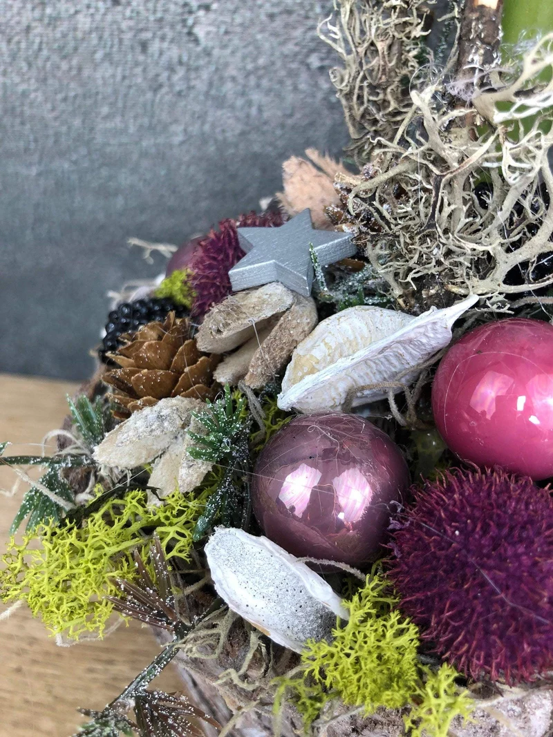 Adventsgesteck Amaryllis – Weihnachtsdeko mit Kerze und Naturmaterialien