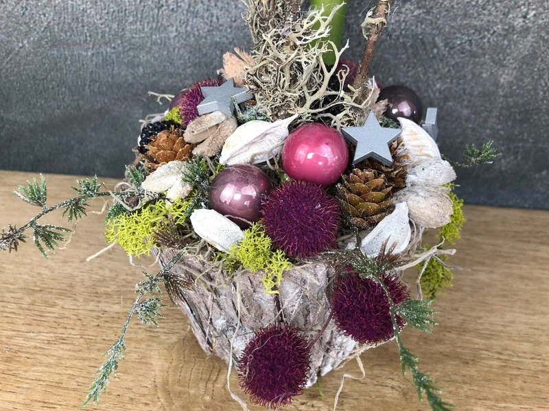 Adventsgesteck Amaryllis – Weihnachtsdeko mit Kerze und Naturmaterialien