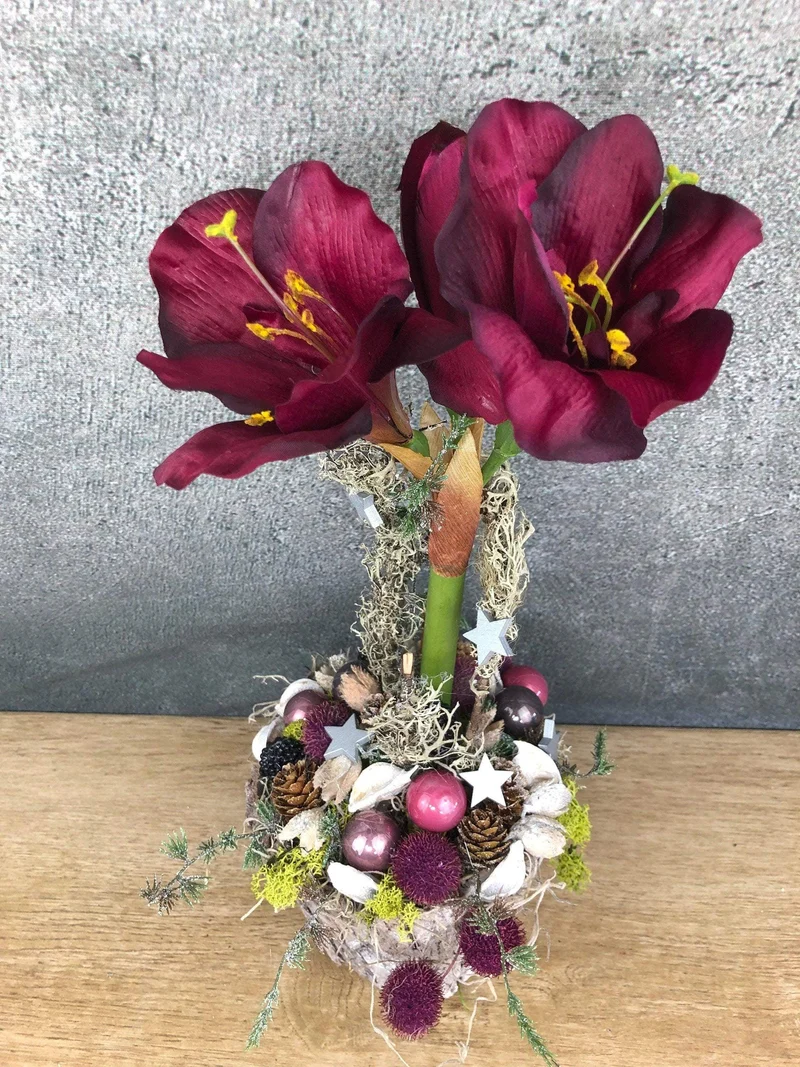 Adventsgesteck Amaryllis – Weihnachtsdeko mit Kerze und Naturmaterialien
