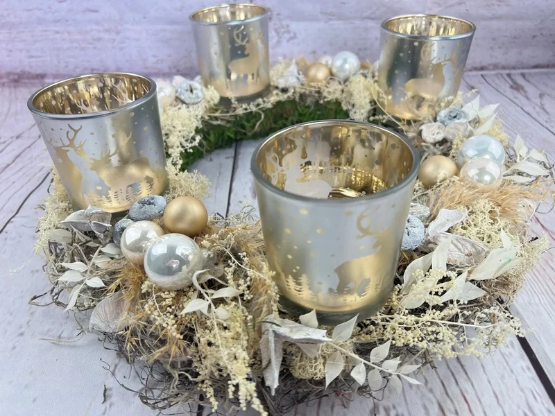 Runder Adventskranz mit Teelichtern und Gläsern – mehrjährig