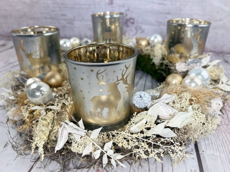 Runder Adventskranz mit Teelichtern und Gläsern – mehrjährig
