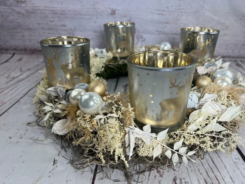 Runder Adventskranz mit Teelichtern und Gläsern – mehrjährig