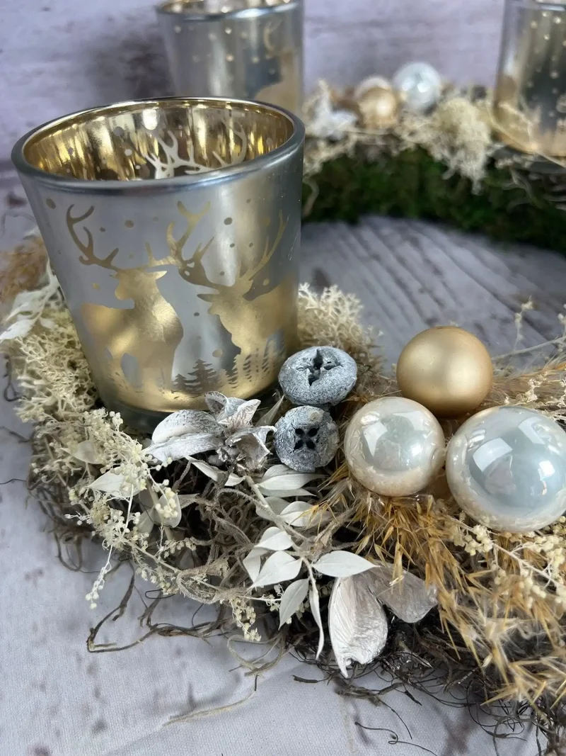 Runder Adventskranz mit Teelichtern und Gläsern – mehrjährig