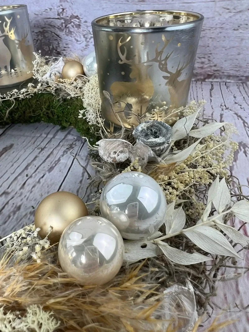 Runder Adventskranz mit Teelichtern und Gläsern – mehrjährig