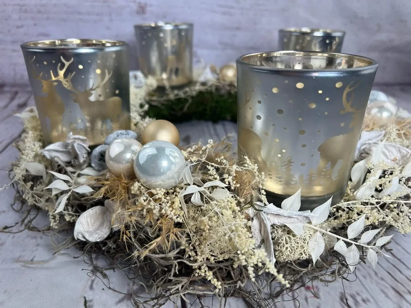 Runder Adventskranz mit Teelichtern und Gläsern – mehrjährig