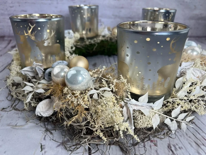 Runder Adventskranz mit Teelichtern und Gläsern – mehrjährig