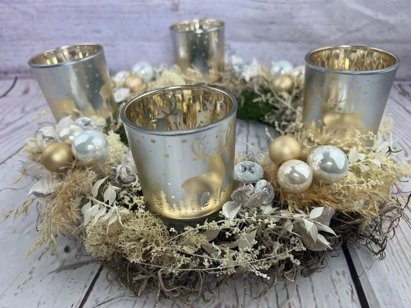 Runder Adventskranz mit Teelichtern und Gläsern – mehrjährig