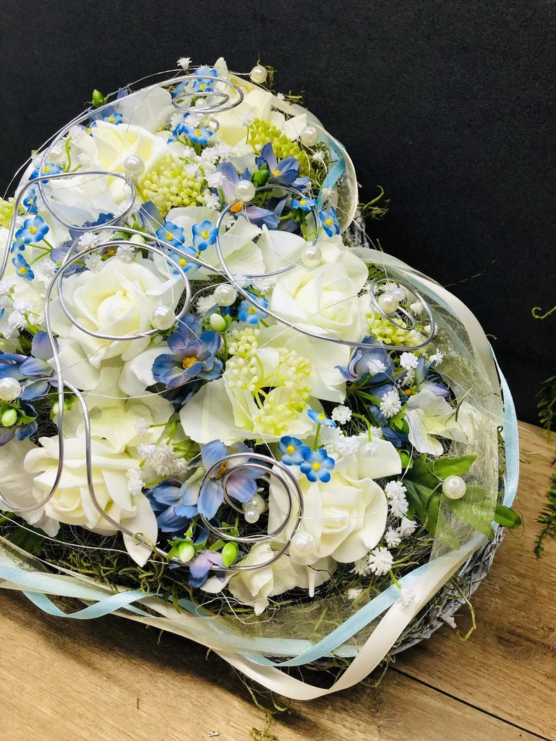 Grabherz Rose mit Schleierkraut handgefertigt – Seidenblumen Grabdekor