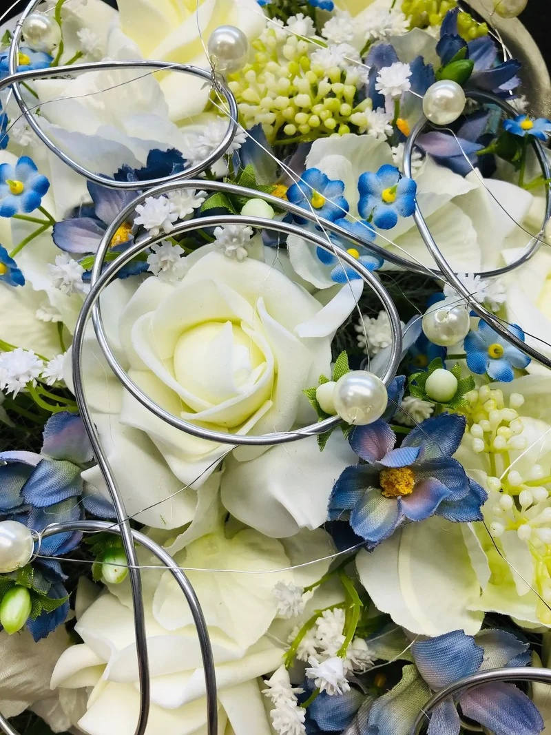 Grabherz Rose mit Schleierkraut handgefertigt – Seidenblumen Grabdekor