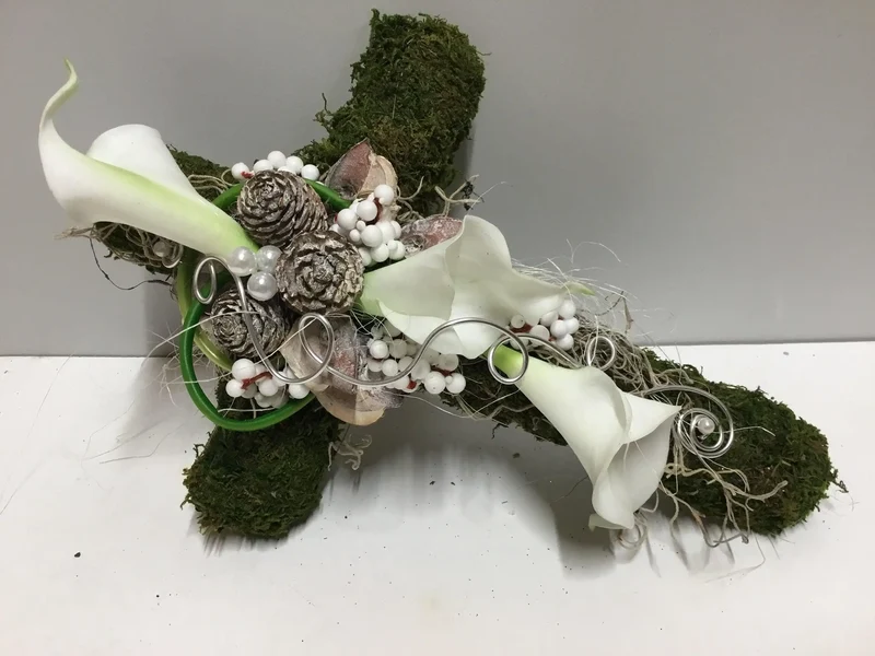 Urnengesteck Calla Seidenblumen – langlebiger Grabschmuck