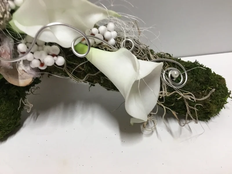 Urnengesteck Calla Seidenblumen – langlebiger Grabschmuck