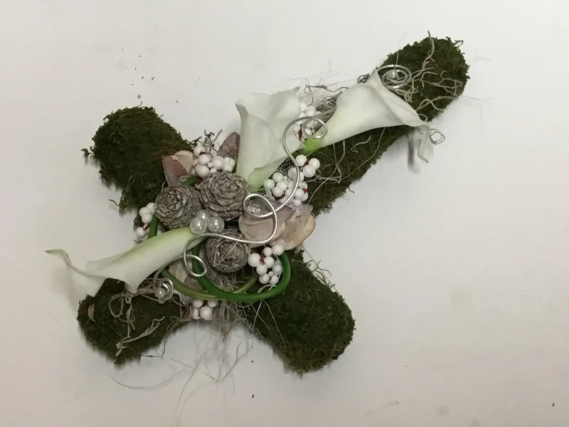 Urnengesteck Calla Seidenblumen – langlebiger Grabschmuck