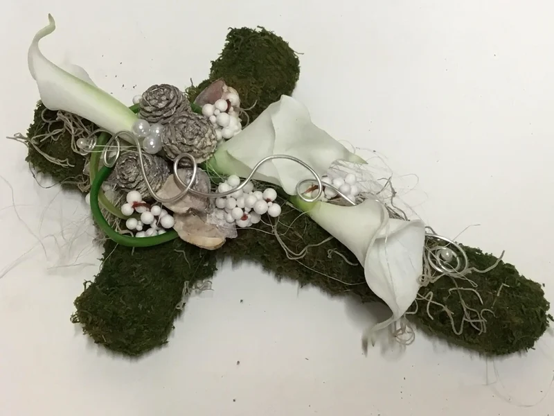 Urnengesteck Calla Seidenblumen – langlebiger Grabschmuck