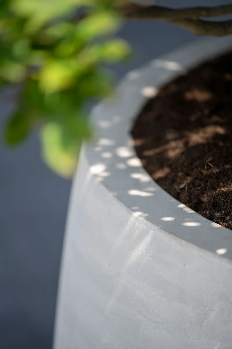Großer Pflanzkübel Jumbo Orb Weiß in Beton-Optik