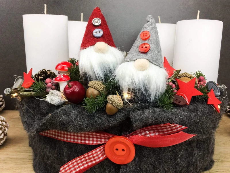 Runder Adventskranz mit Wichtel und LED-Lichterkette