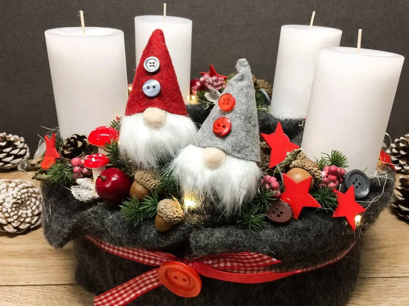 Runder Adventskranz mit Wichtel und LED-Lichterkette