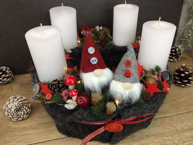 Runder Adventskranz mit Wichtel und LED-Lichterkette