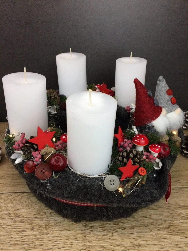 Runder Adventskranz mit Wichtel und LED-Lichterkette