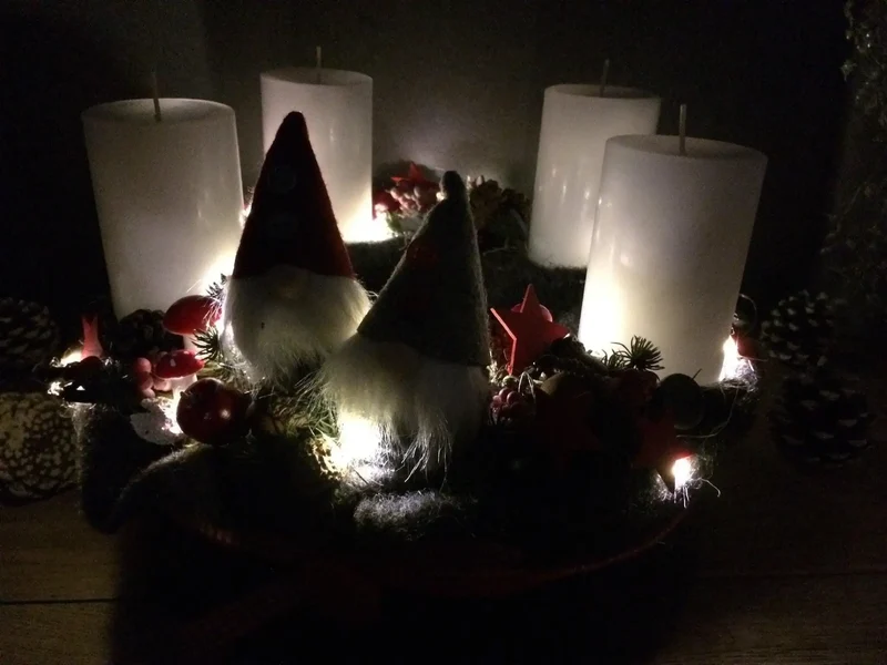 Runder Adventskranz mit Wichtel und LED-Lichterkette