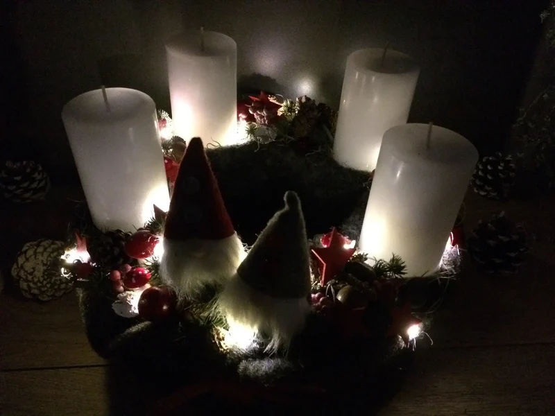 Runder Adventskranz mit Wichtel und LED-Lichterkette