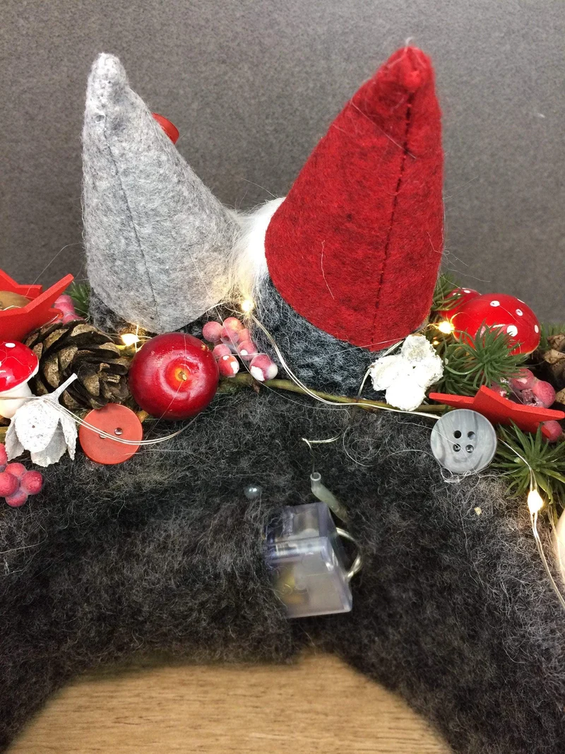 Runder Adventskranz mit Wichtel und LED-Lichterkette