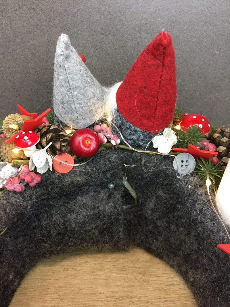 Runder Adventskranz mit Wichtel und LED-Lichterkette