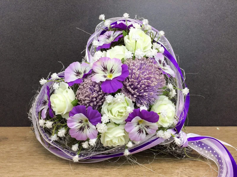 Seidenblumen Grabherz Rose mit Stiefmütterchen – Grabdekoration handge