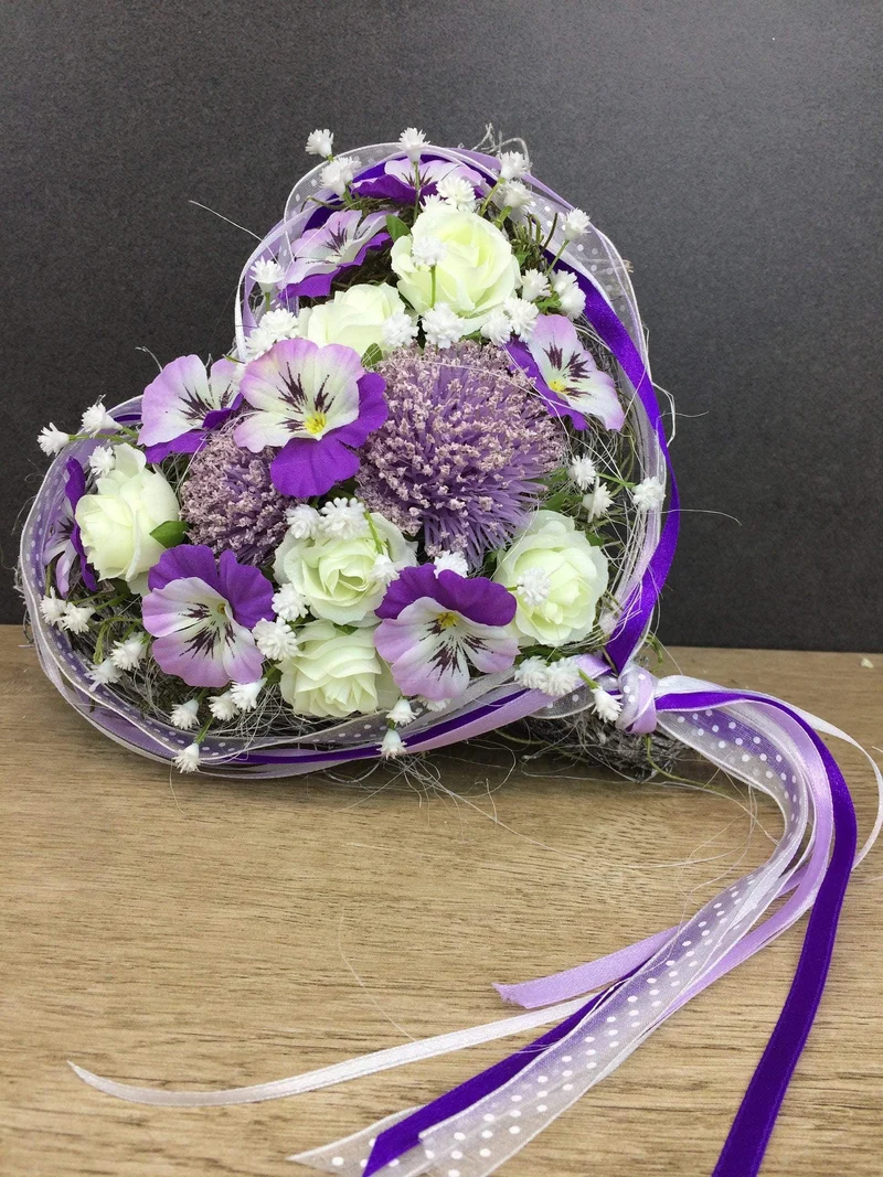 Seidenblumen Grabherz Rose mit Stiefmütterchen – Grabdekoration handge