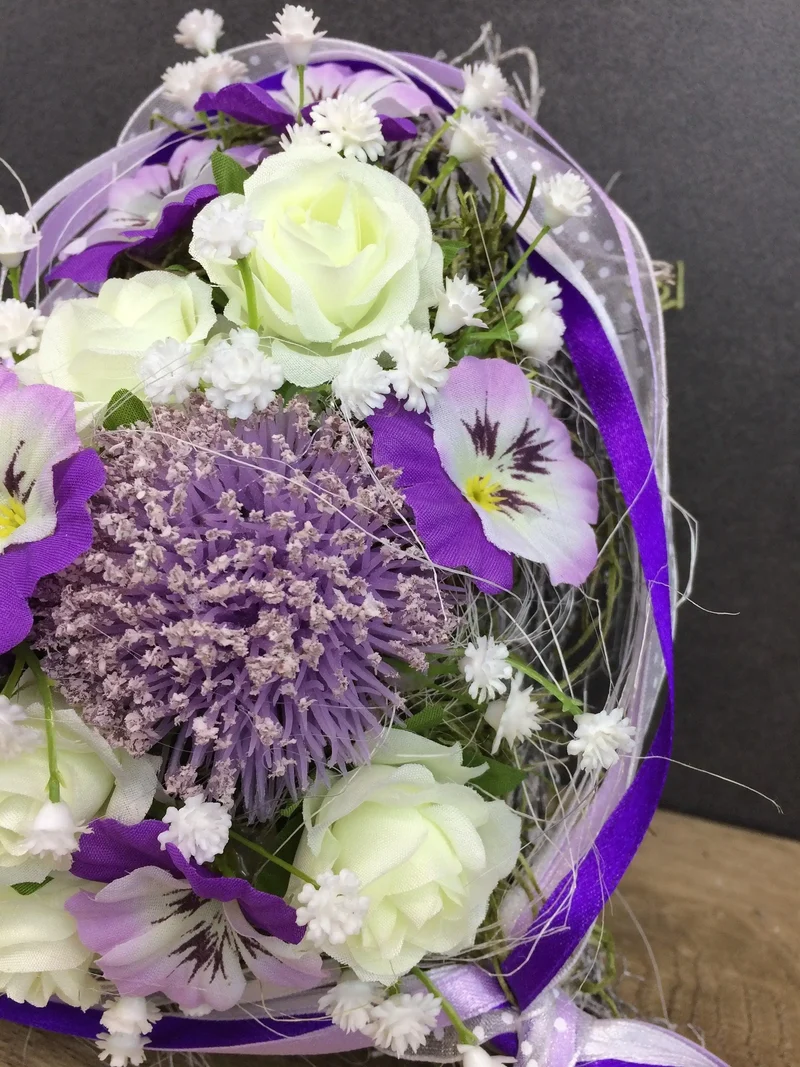 Seidenblumen Grabherz Rose mit Stiefmütterchen – Grabdekoration handge