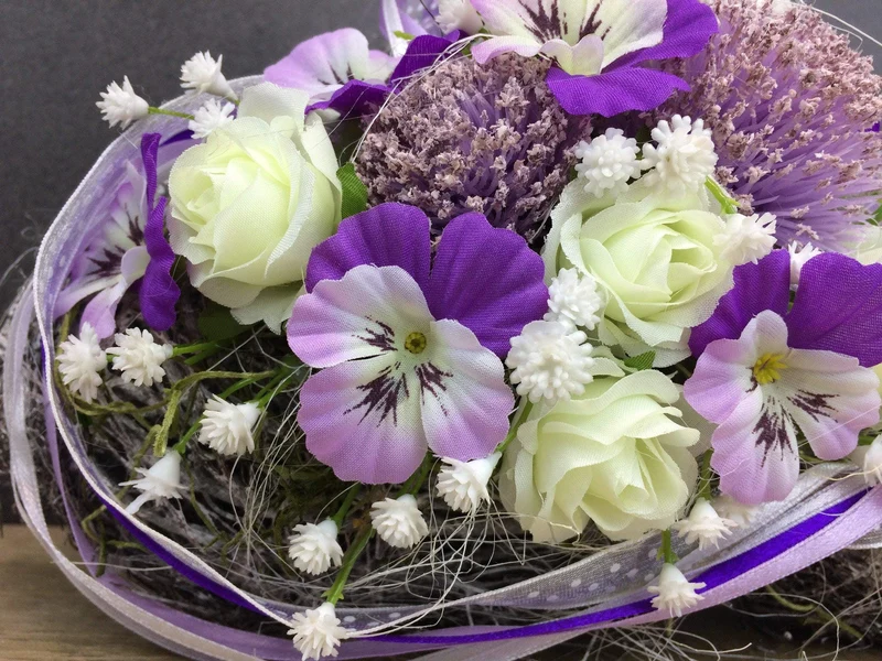 Seidenblumen Grabherz Rose mit Stiefmütterchen – Grabdekoration handge