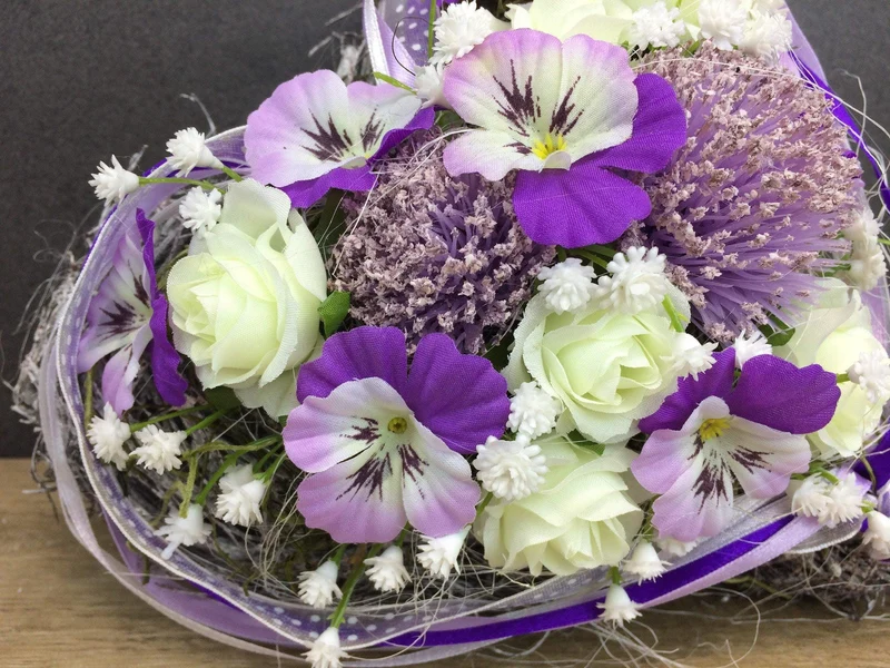 Seidenblumen Grabherz Rose mit Stiefmütterchen – Grabdekoration handge