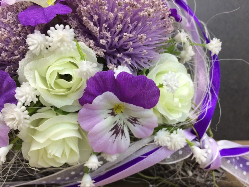 Seidenblumen Grabherz Rose mit Stiefmütterchen – Grabdekoration handge