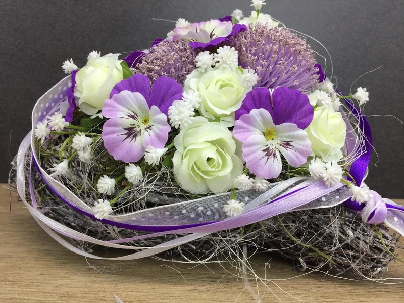 Seidenblumen Grabherz Rose mit Stiefmütterchen – Grabdekoration handge