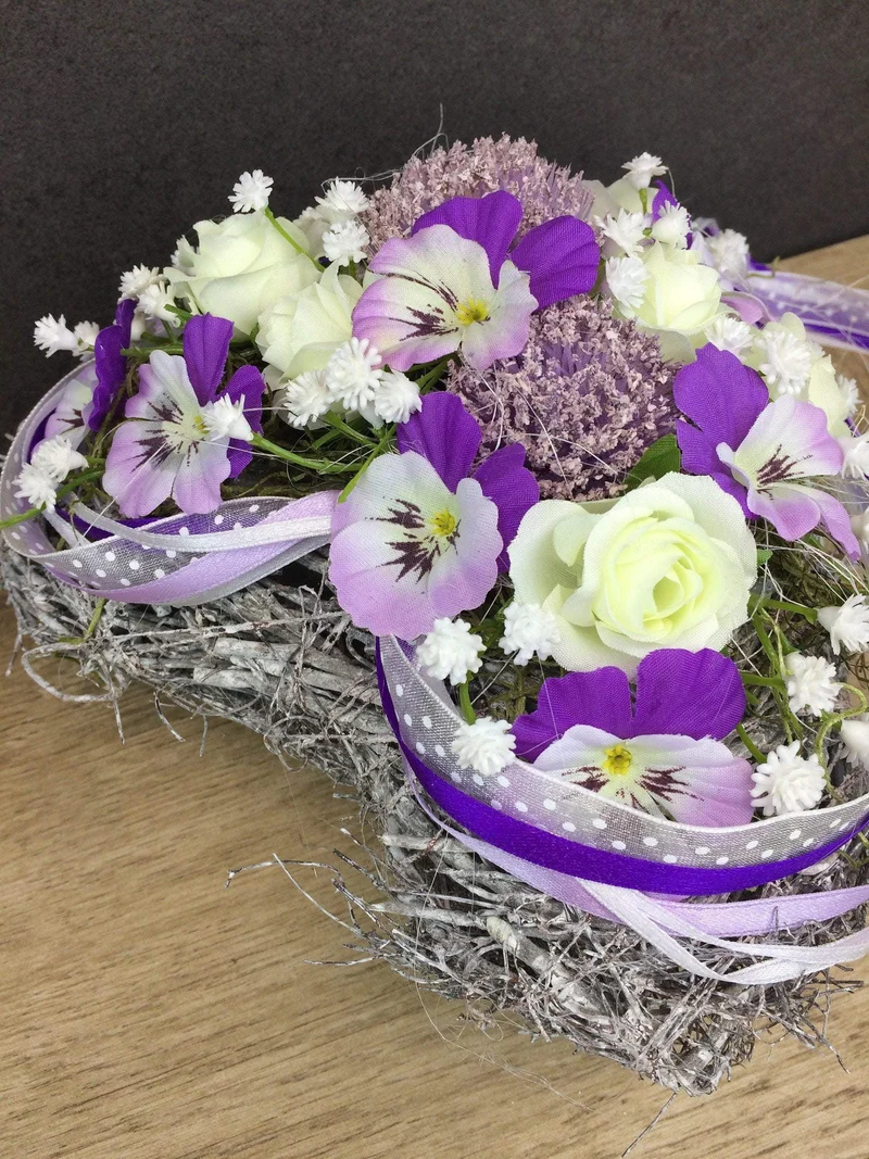 Seidenblumen Grabherz Rose mit Stiefmütterchen – Grabdekoration handge