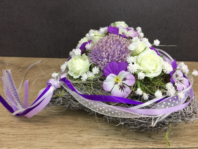 Seidenblumen Grabherz Rose mit Stiefmütterchen – Grabdekoration handge