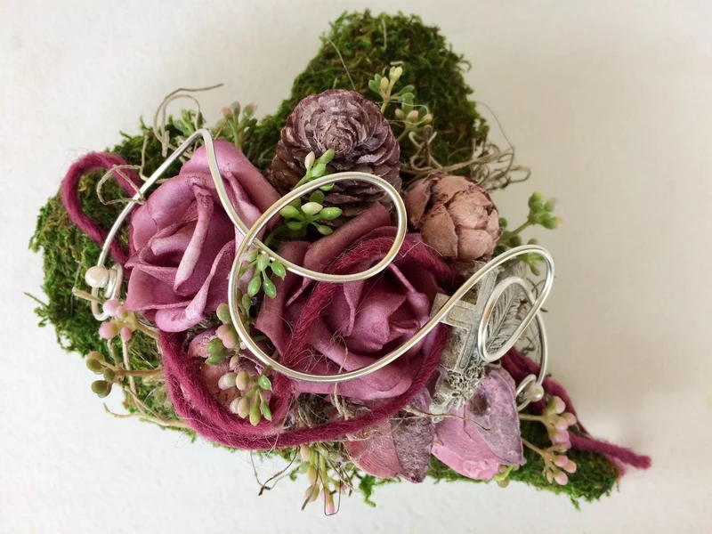 Grabherz mit Rose auf Moos – Seidenblumen Grabschmuck – wetterfest & l
