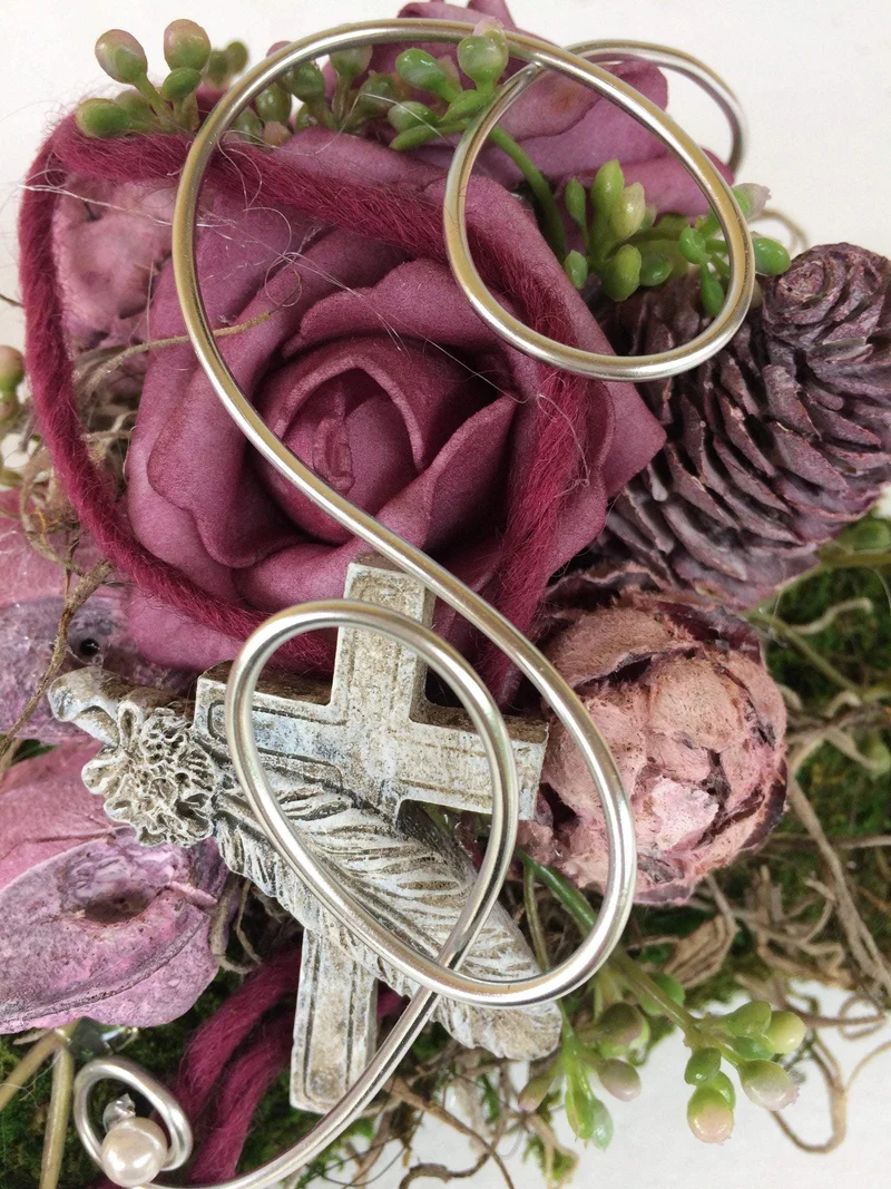 Grabherz mit Rose auf Moos – Seidenblumen Grabschmuck – wetterfest & l