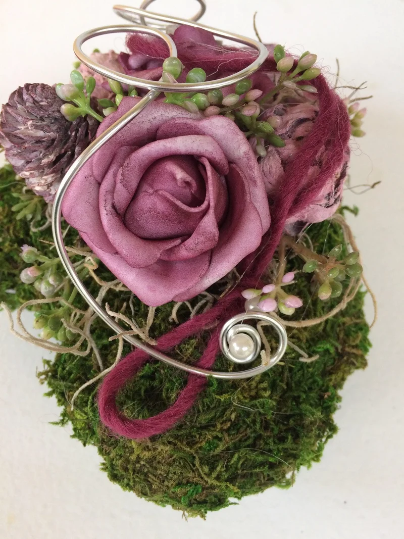 Grabherz mit Rose auf Moos – Seidenblumen Grabschmuck – wetterfest & l