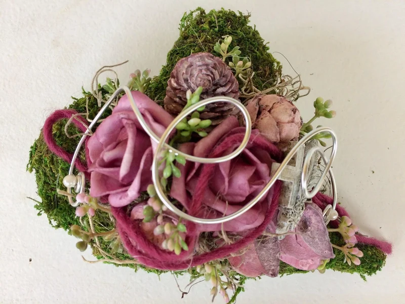 Grabherz mit Rose auf Moos – Seidenblumen Grabschmuck – wetterfest & l