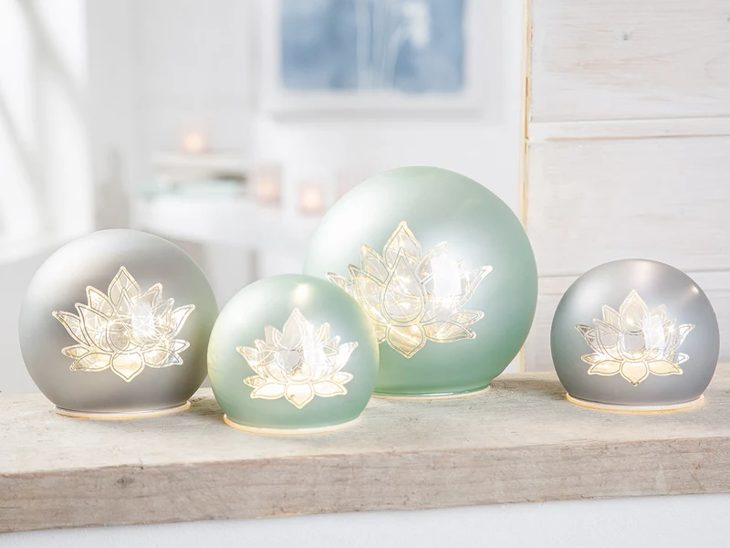 Gilde LED Glaskugel 2er Set Ø 15cm – Dekolicht mit Timer & Lotus-Dekor
