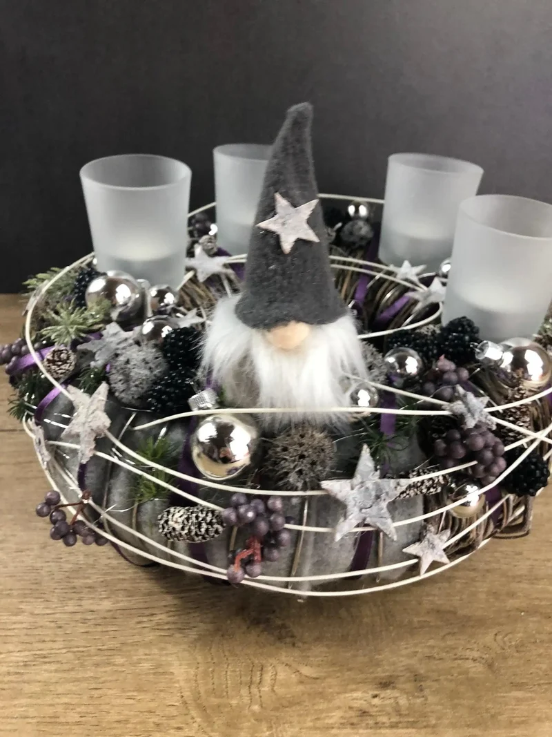 Adventskranz rund mit Wichtel und Naturmaterialien – mehrjährig mit Ta