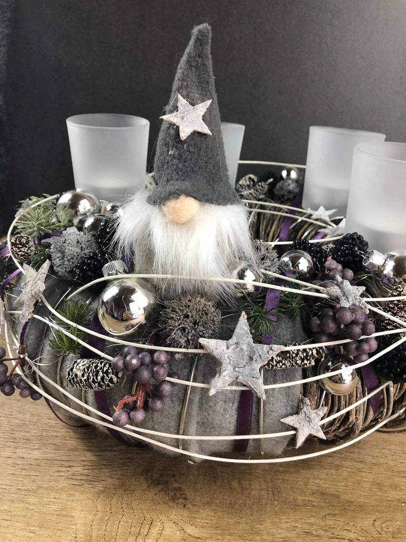 Adventskranz rund mit Wichtel und Naturmaterialien – mehrjährig mit Ta