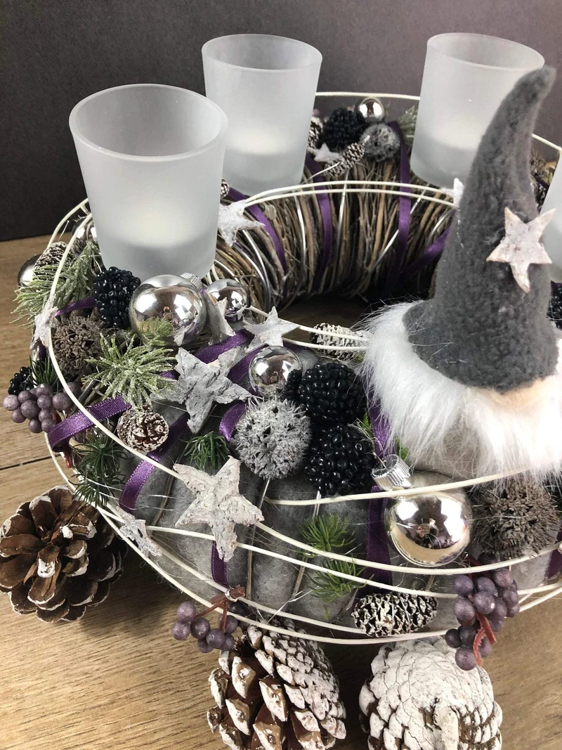Adventskranz rund mit Wichtel und Naturmaterialien – mehrjährig mit Ta