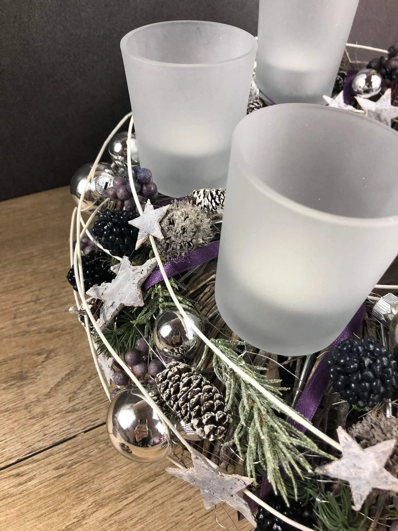Adventskranz rund mit Wichtel und Naturmaterialien – mehrjährig mit Ta