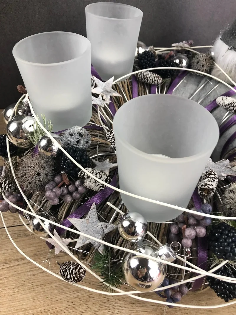 Adventskranz rund mit Wichtel und Naturmaterialien – mehrjährig mit Ta
