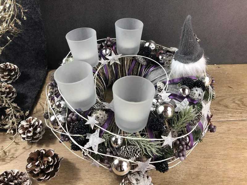 Adventskranz rund mit Wichtel und Naturmaterialien – mehrjährig mit Ta